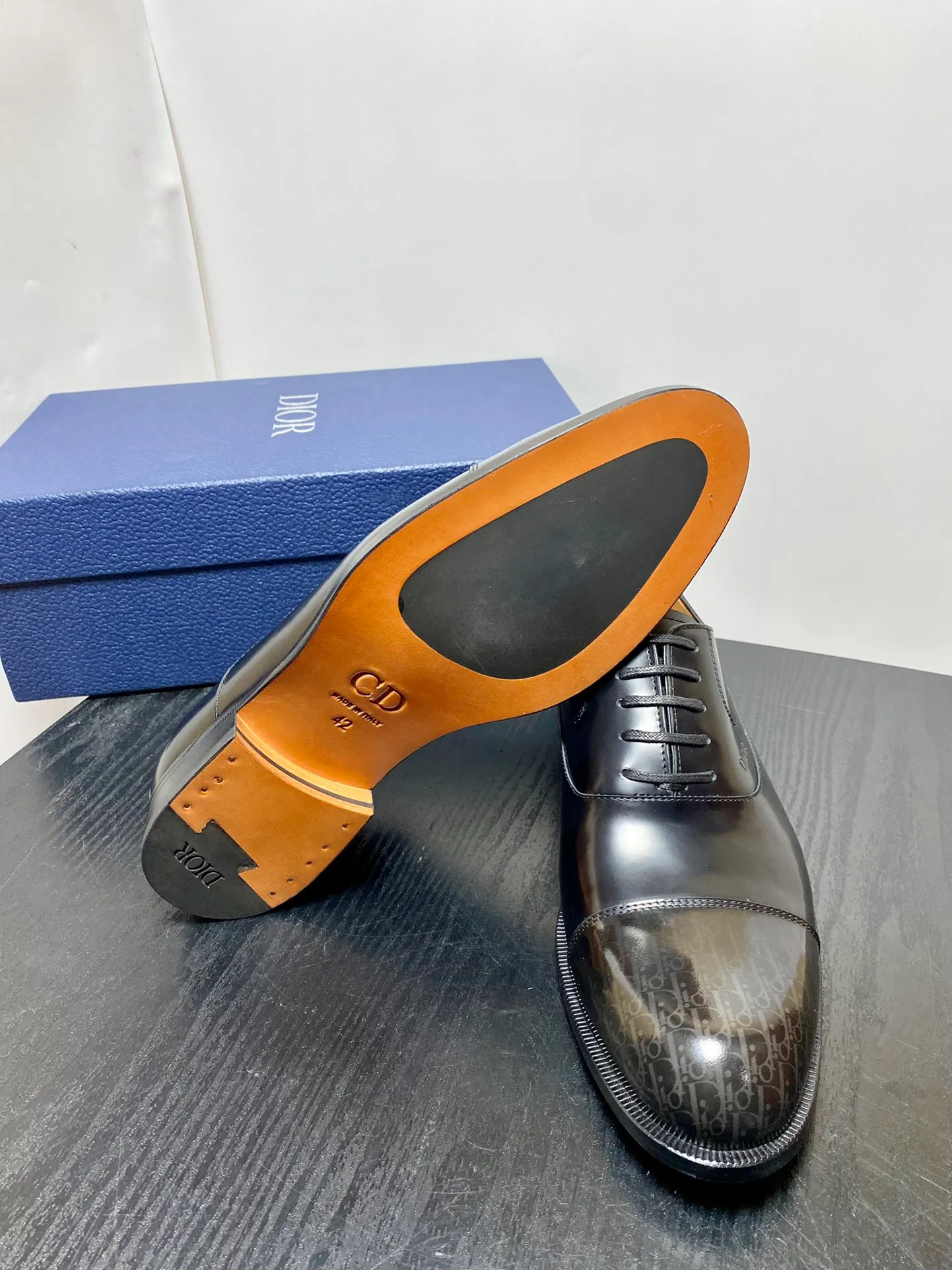 Men's shoes 💰960 Dior Derby shoes | Genuine leather sole formal leather shoes | Carefully crafted with open-edge beaded cowhide | Water-dyed cowhide lining | With classic lace-up closure | Exquisite embossed brand logo on the side | Glossy stacked heel design enhances style | Can be matched with formal or casual looks Size: 39-44 (customized at 38.45.46)